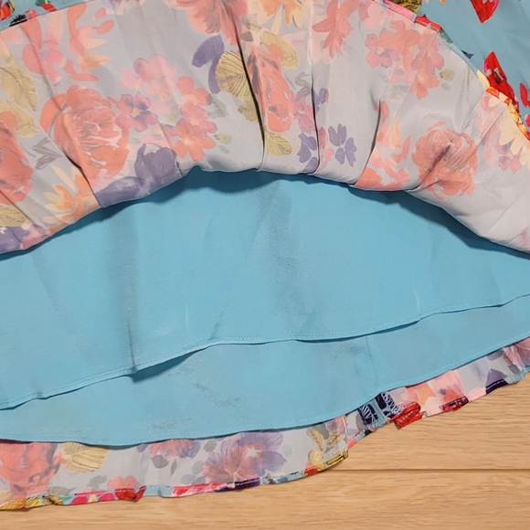 3 for $15 Floral skirt. Size 6. - Picture 5 of 5